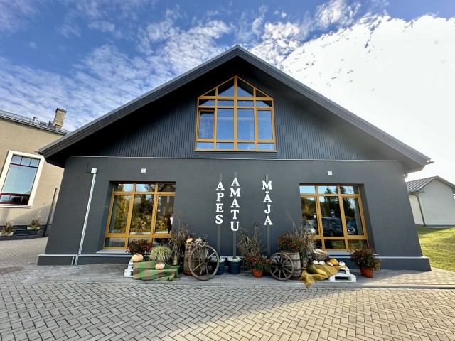 Apes amatu māja